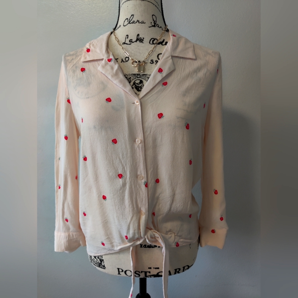 LC Lauren Conrad pink strawberries button down waist tie long sleeve top euc